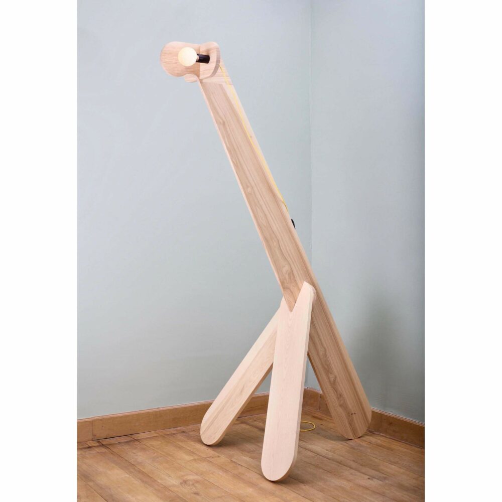 lampe girafe design en bois fabriquee en france par alto duo tres haute