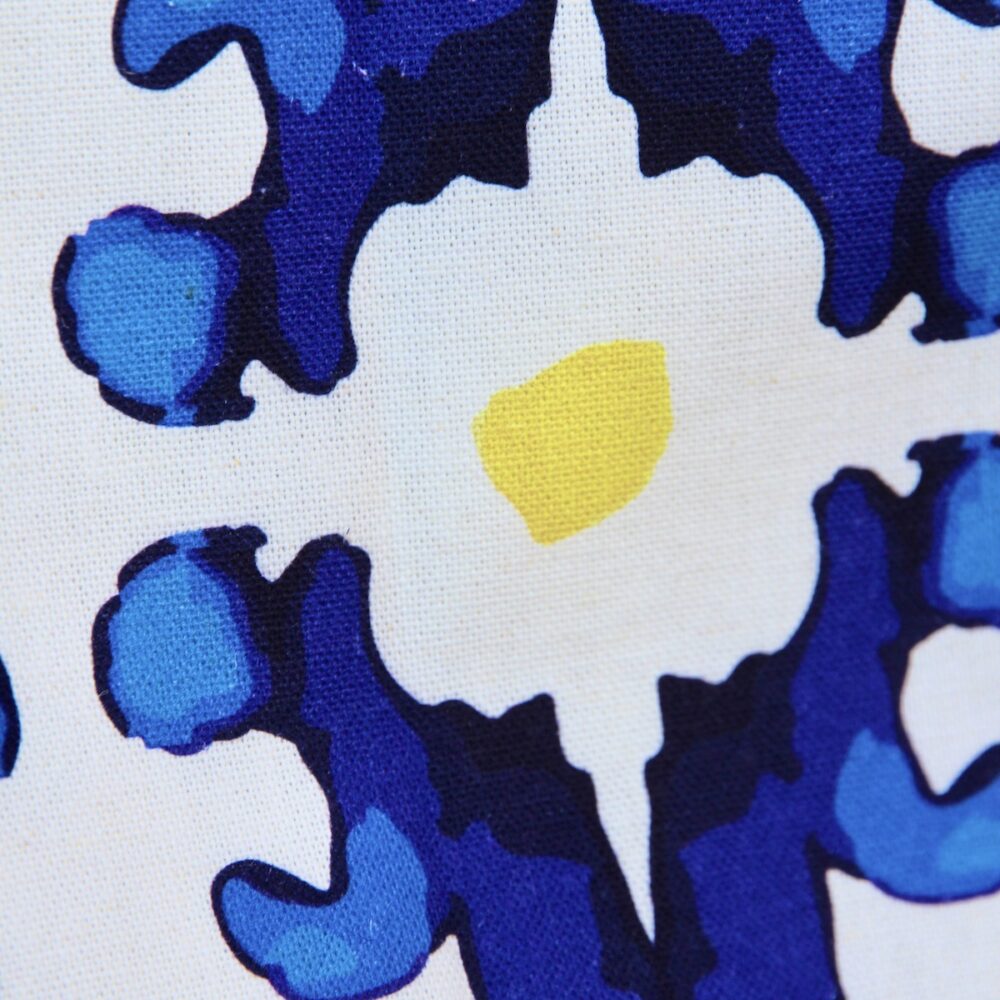 detail motif textile bleu et jaune sur du lin coton